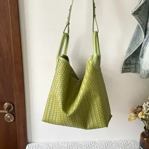 Détail de sac cabas tressé vert, élégant sac porté épaule hobo grand format pour femme.