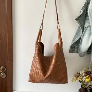 Sac cabas femme en cuir tressé marron, grand sac porté épaule élégant et pratique.
