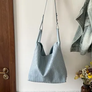 Sac à bandoulière en cuir tissé bleu clair, élégant cabas fourre-tout de grande capacité.