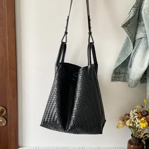 Sac cabas tressé en cuir noir pour femmes, grand sac à épaule décontracté pour le travail.