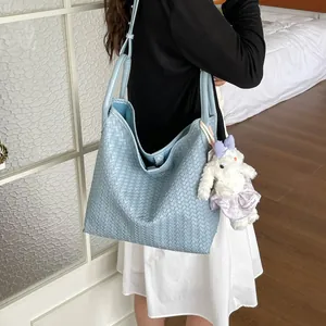 Sac à bandoulière tissé bleu clair chic grand cabas décontracté avec charm lapin en peluche.