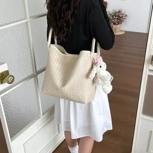 Sac à bandoulière en cuir tissé élégant avec pendentif lapin mignon, grand cabas décontracté.