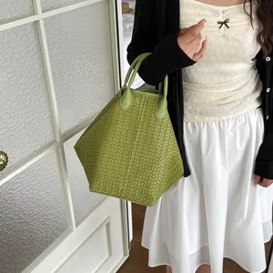 Sac porté épaule tissé vert pour femme, grand cabas élégant et fourre-tout pour l'été.