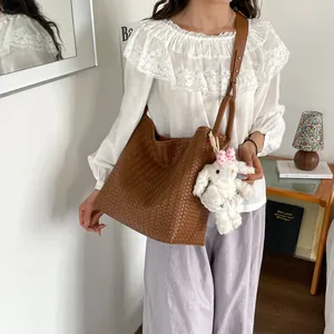 Sac cabas bandoulière tissé élégant pour femme, grande capacité, sac à main tendance chic.
