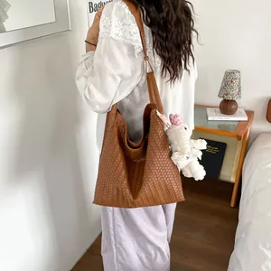 Élégant sac cabas tressé marron pour femme, grand sac bandoulière fourre-tout chic.