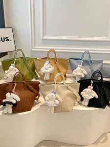 Grand sac cabas tissé pour femme, élégant sac à épaule avec joli pendentif lapin pour été.