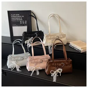 Sac à épaule tendance en cuir PU pour femmes avec pendentif nœud perle dentelle, sac chic.