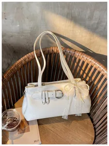 Sac porté épaule blanc chic avec détail de ceinture et pendentif nœud perlé. Vue détaillée.