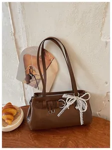 Joli sac porté épaule en cuir PU marron avec nœud en dentelle perlée et boucle rétro.