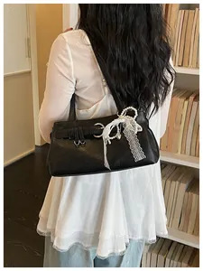 Sac à épaule noir élégant pour femme, sac axillaire tendance avec perles et dentelle.
