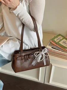 Élégant sac à épaule marron en cuir PU pour femme avec nœud papillon en perle et boucle métal.