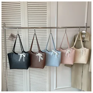 Vue détaillée de sacs cabas tissés élégants en cinｑ couleurs avec des nœuds en dentelle