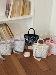 Neues chinesisches Stil Damen Handtasche Umhängetasche mit Quaste und geometrischem Muster.