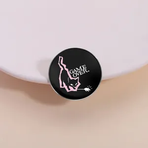 Dettaglio spilla in metallo rotonda con gatto nero e topo retro, simpatica toppa decorativa.