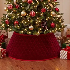 Vue détaillée de la jupe de sapin de Noël matelassée en velours rouge pour décoration festive.