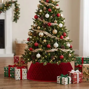 Vue détaillée d'une luxueuse jupe de sapin de Noël en velours rouge avec des cadeaux festifs.