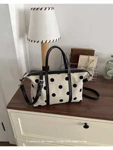 Elegante bolso de lona con lunares de estilo vintage en un acogedor ambiente interior