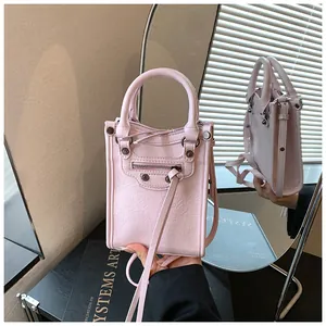 Sac bandoulière rose style moto pour femmes, sac à main tendance en cuir PU avec rivets.