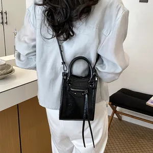 Sac bandoulière moto à rivets noir pour femme, mini sac de téléphone élégant avec des franges.