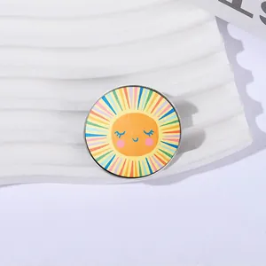 Runder Metall-Anstecker mit einem bunten Comic-Sonnendesign auf einem weißen Hintergrund