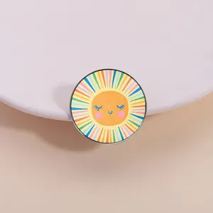 Niedliche Cartoon Sonne Lächelndes Gesicht Runde Metall Brosche Zinklegierung Lack Bunte Abzeichen Pin Kleidung Zubehör Unisex