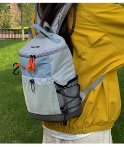Gedetailleerd overzicht van de kleurgeblokkeerde outdoor sportrugzak met gaasvakken en banden.