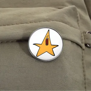 Divertido broche de metal con estrella gritando prendido en la tela de mochila caqui