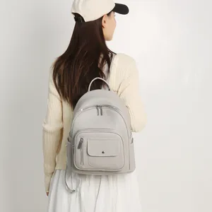 Zaino da donna elegante in pelle grigia per viaggi, lavoro d'ufficio e moda universitaria.