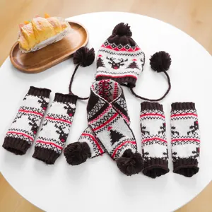Set natalizio carino con cappello sciarpa e scaldamuscoli in maglia per cani gatti.