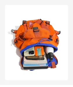 Großer oranger Rucksack mit vielen Taschen, ideal für Schule, Reisen, Outdoor und den Alltag.