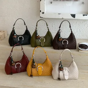 Gewebte Leder Schultertasche für Damen, stilvolle Hobo Tasche mit Metall Schnalle und Anhänger.
