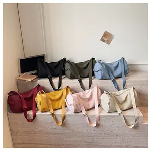 Vue detaillee du sac bandouliere en nylon stylise, grand modele de loisir quotidien.