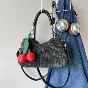 Sac bandoulière en paille noir pour femme avec charm cerise rouge style de plage d'été
