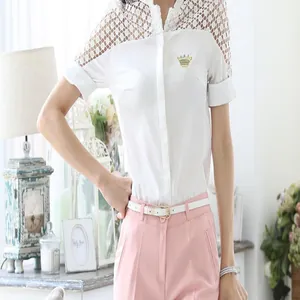Elegante Damen Strass Kronen Brosche kombiniert mit weißer Bluse und rosa Hose.