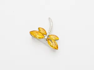 Exquise broche libellule en cristal strass detail, epingle ton argente pour les femmes.
