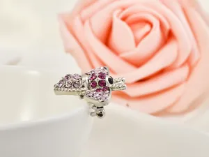 Charming rhinestone little bee brooch, exquisite alloy design with pink crystals for daily wear.