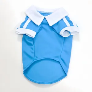 Vue detaillee polo chien bleu blanc, vetement animal respirant gros plan texture ete.