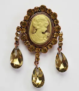 Broche pampille cristal camée rétro, pendentif strass ambre alliage, détail bijou élégant.