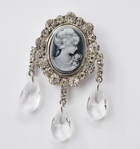 Broche camée rétro en cristal avec strass et pendentif gland en alliage élégant.