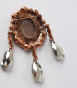 Vue arrière détaillée de la broche vintage en alliage bronze avec gouttes de cristal et épingle.