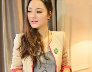 Elegant crystal flower brooch for women, sparkling rhinestone accessories for daily wear or party.