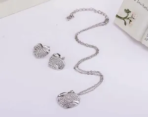 Collier pendentif cygne en cristal ton argent et boucles d'oreilles parure bijoux.