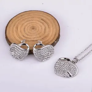 Parure de bijoux coeur en strass argentes avec boucles d'oreilles et collier cristal.