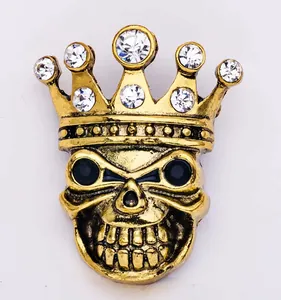 Vintage goldene Totenkopf Kronen Brosche mit klaren Strasssteinen fuer Gothic Modeschmuck