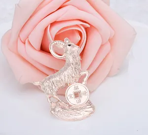 Exquise broche chèvre zodiaque en or rose avec pièce porte-bonheur, épingle accessoire mode.