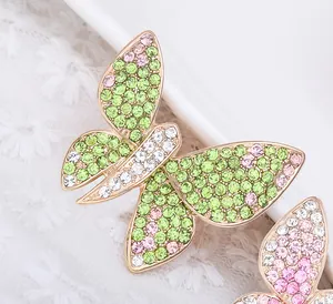 Nahaufnahme einer wunderschönen Strass Schmetterlingsbrosche mit bunten Kristallen.