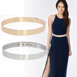 Elegante cinturón de metal para mujer con acabado en oro y plata para un look de moda.