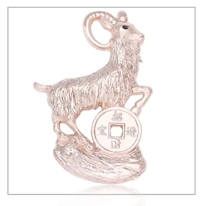 Gros plan détaillé de l'élégante broche bélier zodiaque en or rose avec motif de pièce.