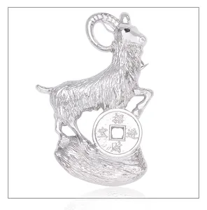 Broche de chèvre en alliage argenté avec détail de pièce chinoise, accessoire de mode zodiaque.