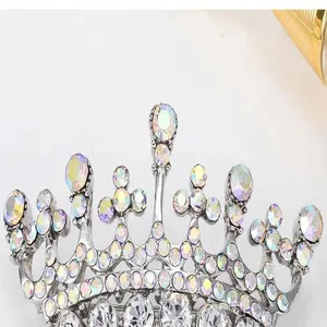 Exquisite silberfarbene Kristall Kronen Brosche mit funkelnden AB Strasssteinen für elegantes Design.